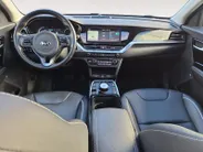 Kia e-Niro DynamicPlusLine 64 kWh | SOH 99,5 % | 3 Fase laden | 1e Eigenaar | Dealer onderhouden | Stoelverwarming | Schuif-/kanteldak | Fabrieksgarantie t/m 24-08-2029 + 3x 1 jaar |  NAP |