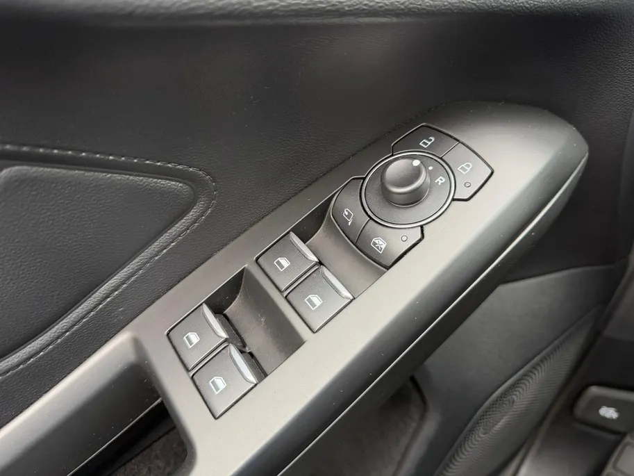 Ford Focus 1.0 EcoBoost Hybrid ST Line Style | Dealer onderhouden | NL auto | Winter pack | Cruise control | Parkeersensoren voor en achter | Achteruitrijcamera | Draadloos opladen mobiel | Apple carplay & Android auto | Keyless entry | Privacy glas | Bovag garantie