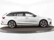 Škoda Octavia Combi 1.4 TSI RS iV PHEV 245pk DSG Business · Camera · Inklap. Trekhaak · Head-Up Display · Elek. Stoelen + Geheugen & Massage · Stuur- & Stoelverwarming ·