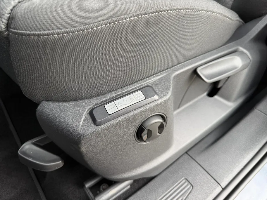 Ford Transit Connect Ford Tourneo Connect PHEV L2 Titanium 7p. | Uit Voorraad Leverbaar | Geel Kenteken | Automaat | Trekhaak | AGR Gecertificeerde Voorstoelen | Achteruitrijcamera | Winter Pakket | Adaptieve Cruise Control