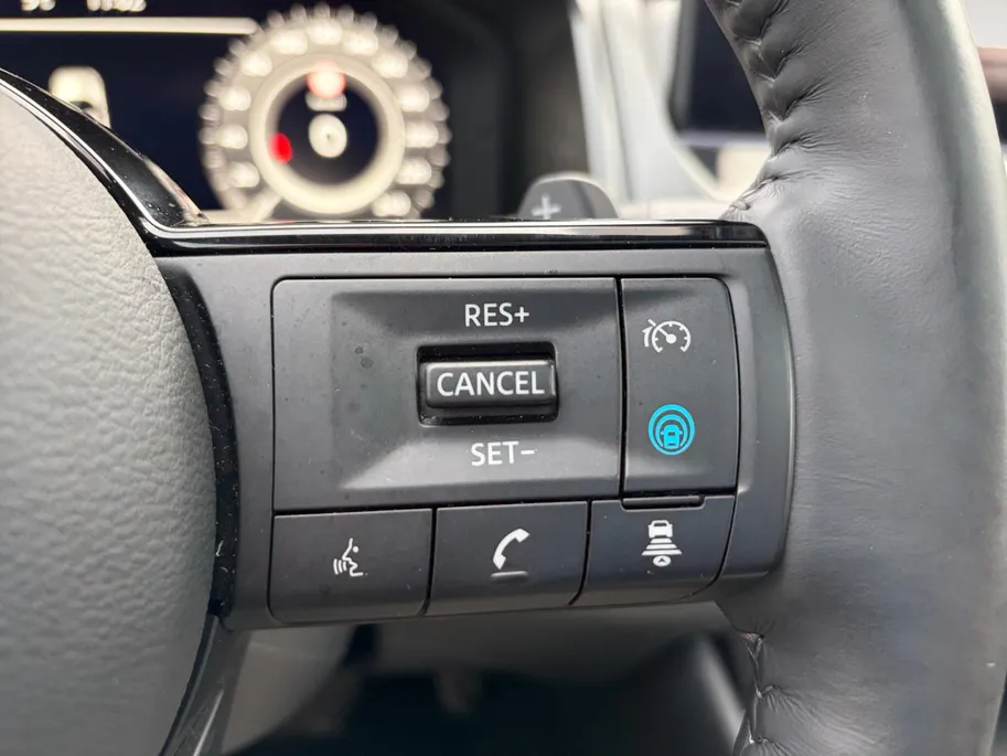 Nissan QASHQAI 1.3 MHEV Xtronic N-Connecta Apple Carplay/Android Auto , airco (automatisch) , cruise control adaptief met Stop&Go en stuurhulp , elektrisch bedienbare achterklep met sensorsturing , navigatiesysteem , panoramadak , voorstoelen verwarmd en stuur , rondomz