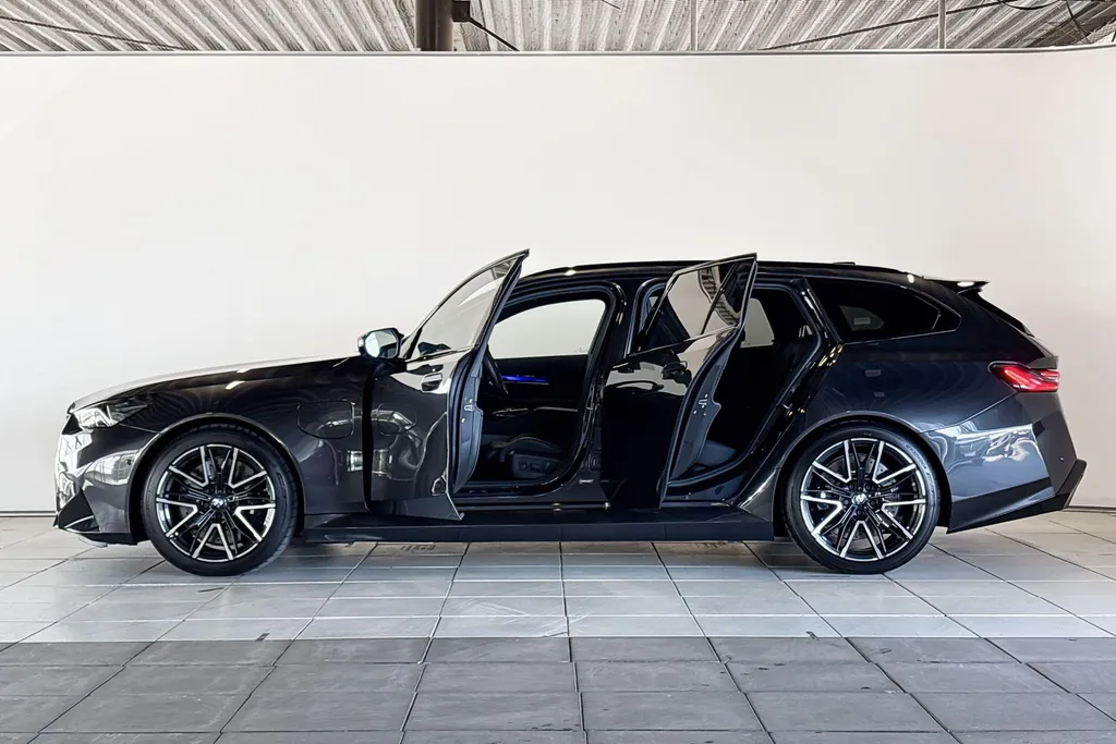 BMW M5 Touring M Drive Professional