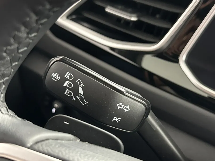 Volkswagen T-Roc 1.5 TSI R-Line DSG Automaat | IQ Light | Elektrische Achterklep | Winterpakket
