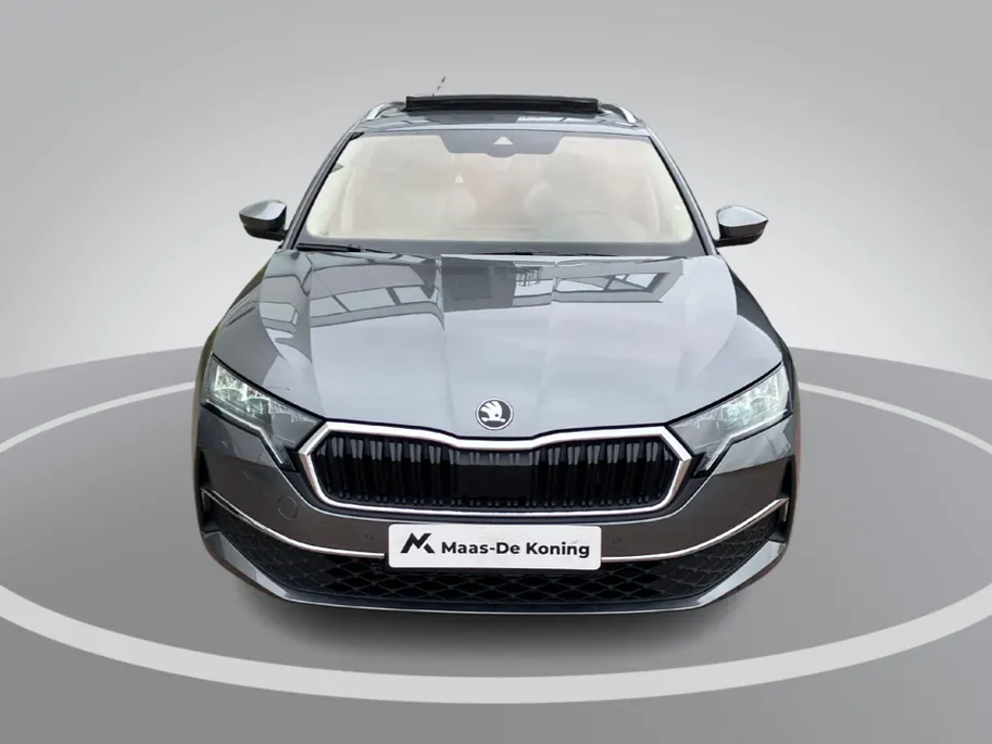 Škoda Octavia Combi 1.5TSI/150PK MHEV FL Design DSG · Panoramadak · Camera + Parkeersensoren · Apple/Android Car Play · Stoelverwarming · Garantie t/m 21-05-2029 of 60000km.