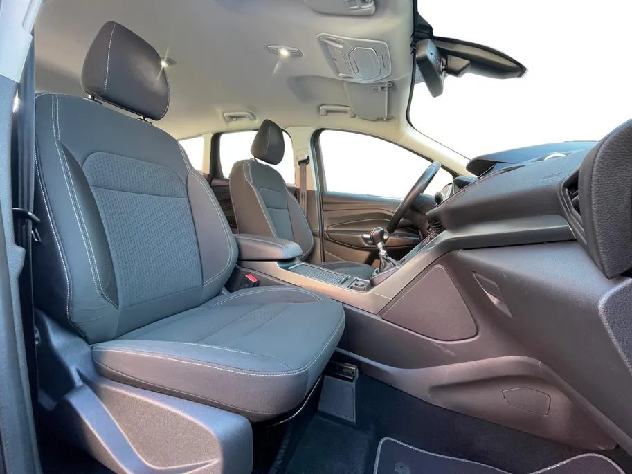 Ford Kuga 1.5 EcoBoost Titanium nette dealer auto | Wegklapbare trekhaak| Navigatie| elec achterklep| Parkeersensoren| 4 seizoen banden| Stuur verwarming| Stoel verwarming| Vooruit verwarming| Climate Control |