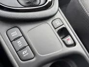 Toyota Yaris 1.5 Hybrid 115 Comfort Apple Carplay/Android Auto , cruise control adaptief en stuurhulp , climate , lm velgen , tel , usb , camera .