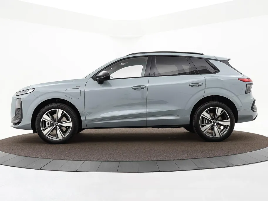 Audi Q3 1.5 200kW e-hybrid S edition 272 PK · Tech plus · Lederen bekleding · Trekhaak elek. wegklapbaar