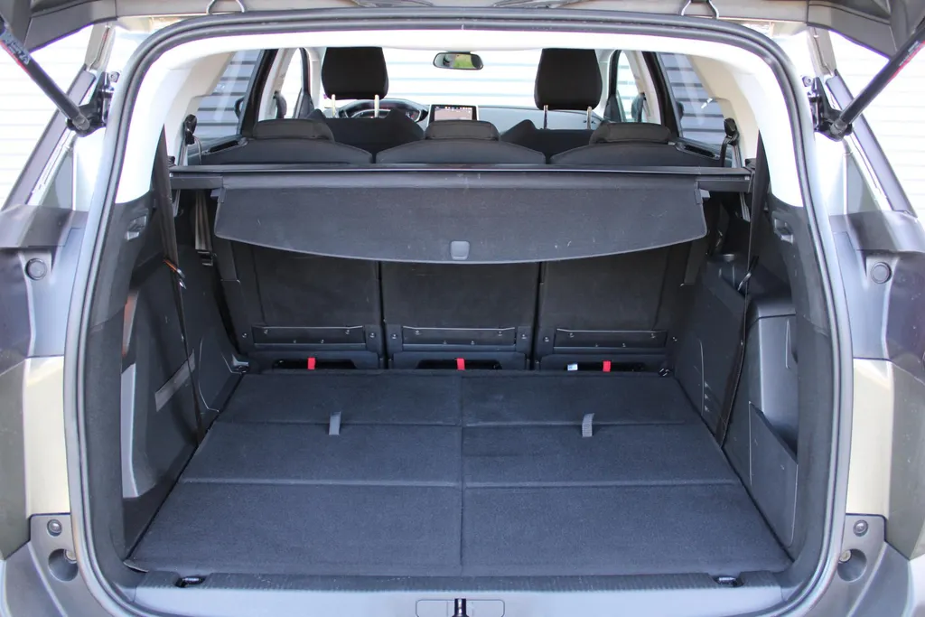 Peugeot 5008 1.2 PureTech Blue Lease Executive | Navi | Airco | 7 zits | Cruise | Camera | 17" LM |