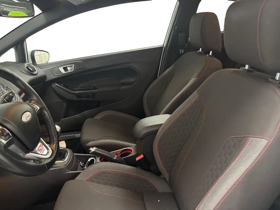 Ford Fiesta 1.0 EcoBoost ST Line NAVI AIRCO CRUISE CONTROLE LM VELGEN SPORTPAKKET ZEER DIKKE FIESTA VOLLEDIG ONDERHOUDEN VAN EEN LIEFHEBBER GEWEEST