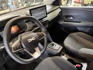 Dacia Jogger 1.8 hybrid 155 limited edition 7p. AUTOMAAT NAVI AIRCO CAMERA CRUISE CONTROLE APPLE CARPLAY ANDROID AUTO LM VELGEN 7 STOELEN !!LET OP RIJDENDE DEMO VRAAG NAAR ACTUELE KMSTAND!!!