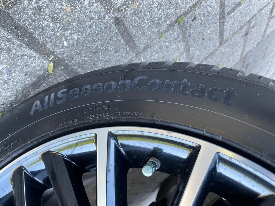 Toyota C-HR 1.8 Hybrid Bi-Tone | Side Bars| Leer| Lichtmetalen velgen| Stoel verwarming| 4 seizoenbanden| Afneembare trekhaak| JBL speakers| BI-Tone uitvoering| Navigatie| Metalliclak