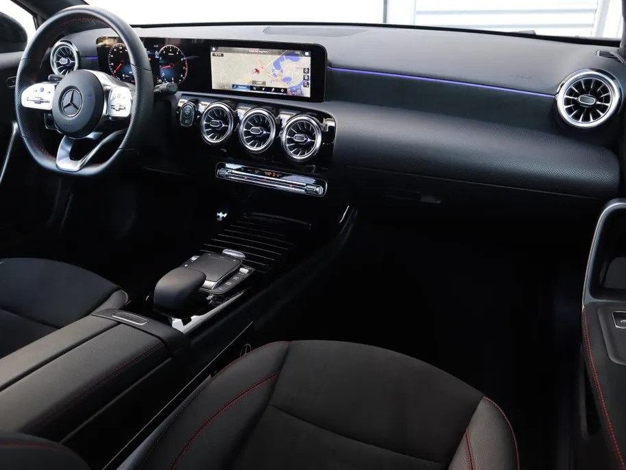 Mercedes-Benz A-Klasse 180 AMG Line l Panorama dak l Keyless entry l Achteruitrij camera l Stoelverwarming