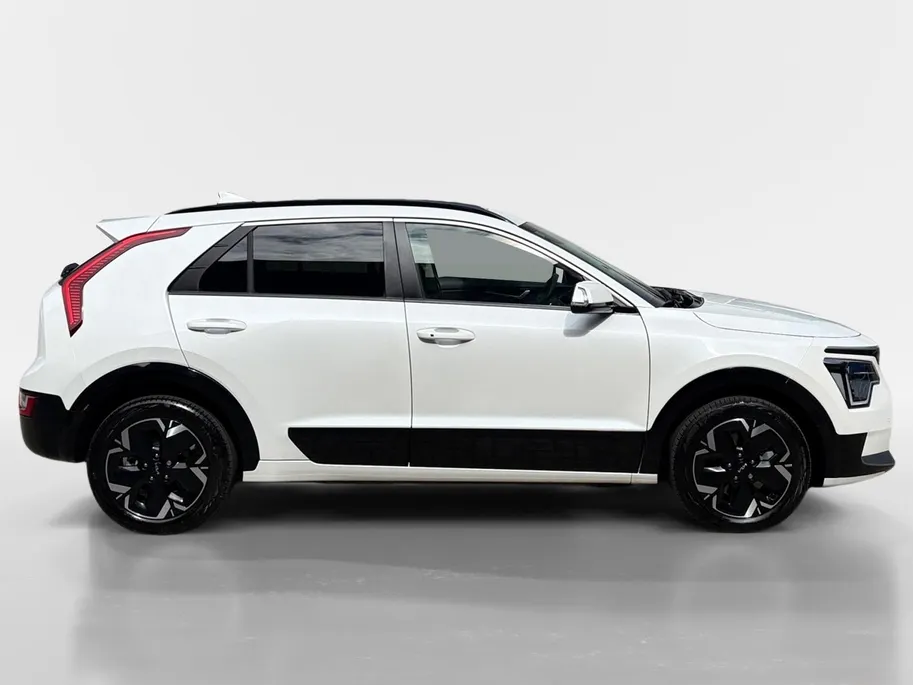 Kia Niro EV DynamicPlusLine 64.8 kWh | Glazen schuif-/kanteldak | Stoel- en stuurverwarming | Elektrisch bedienbare achterklep | Head-up display | Dodehoek assistentie | Achteruitrijcamera | Apple/Android Carplay | LED | Climate control