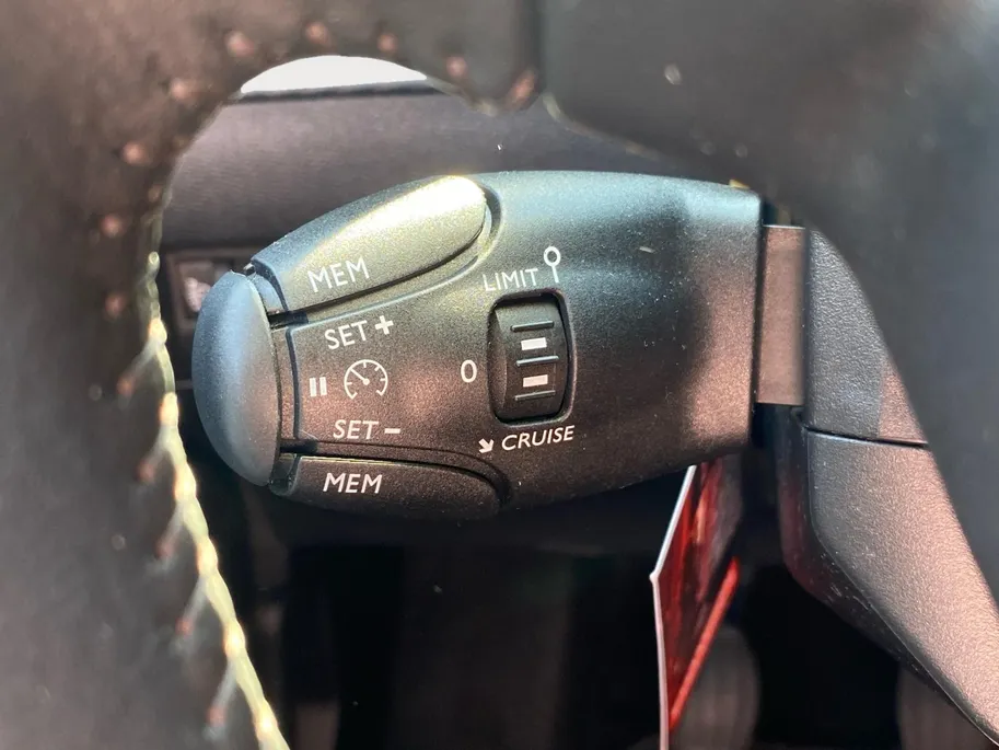 Peugeot 208 1.2 PureTech Active NL auto | navigatie | Apple CarPlay / Android-Auto | cruise control | etc.