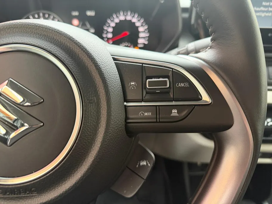 Suzuki Swift 1.2 Select Smart Hybrid 82PK | All Season banden | Navigatie | Climate Control | Adaptive Cruise Control | Achteruitrijcamera | Parkeersensoren achter | Stoelverwarming |