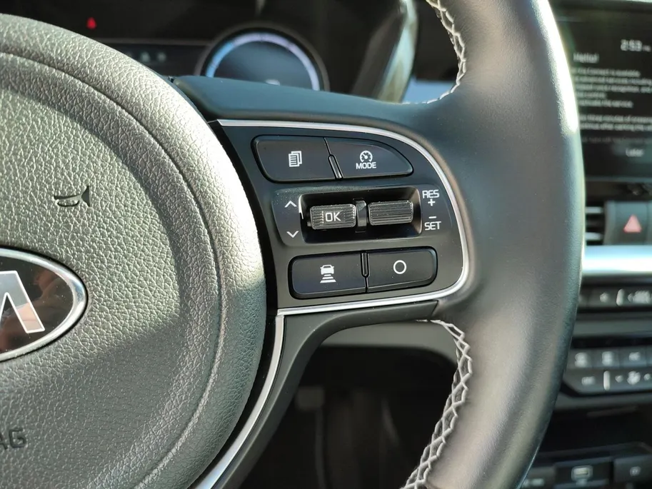 Kia e-Niro DynamicPlusLine 64 kWh | Warmtepomp! | Apple Carplay / Android Auto | Navigatiesyteem | Elektrisch Verstelbare Voorstoelen | Bestuurdersstoel + Geheugen | Stoelverwarming + Stoelkoeling | Stuurverwarming | Elektrisch Schuif / Kanteldak | Licht + Regensens