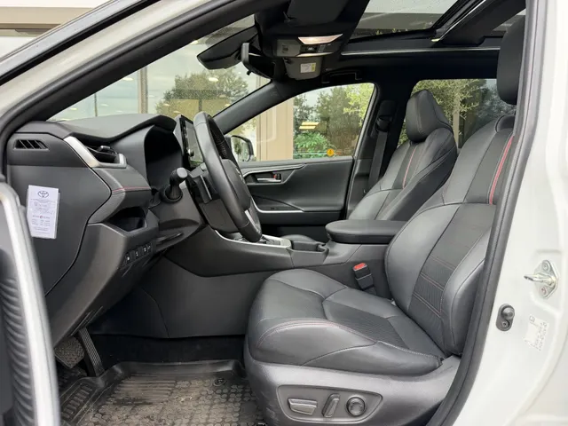 Toyota RAV4 2.5 PHEV Bi-Tone+ AWD | Trekhaak | Panoramadak | Stoel Verwarming & Ventilatie |