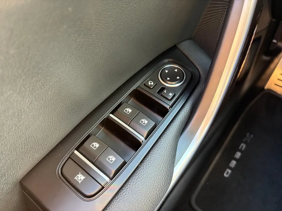 Kia XCeed 1.6 GDi PHEV Design Edition | Apple Carplay / Android Auto | Navigatiesysteem | Licht + Regensensor | Elektrisch Schuif / Kanteldak | Parkeersensoren Voor + Achter | Parkeercamera Achter | Dodehoekdetectie | Rijstrooksensor + Correctie | 18'Lichtmetalen V