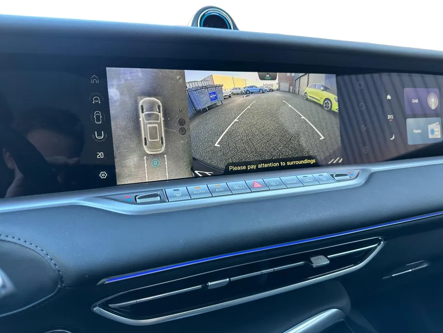 Voyah Free Flagship Edition 4WD 106 kWh |Full Option|500 km rijbereik|Luchtvering|Stoelkoeling, -verwarming en -massage|Uit voorraad leverbaar|Blackline exterieur & interieur|