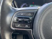 Kia e-Niro ExecutiveLine 64 kWh | Climate control | Leder | Stoel + stuurverwarming en ventilatie | Schuif/kanteldak | Navigatie | 17 inch LM-velgen | Keyless | SOH 97% |