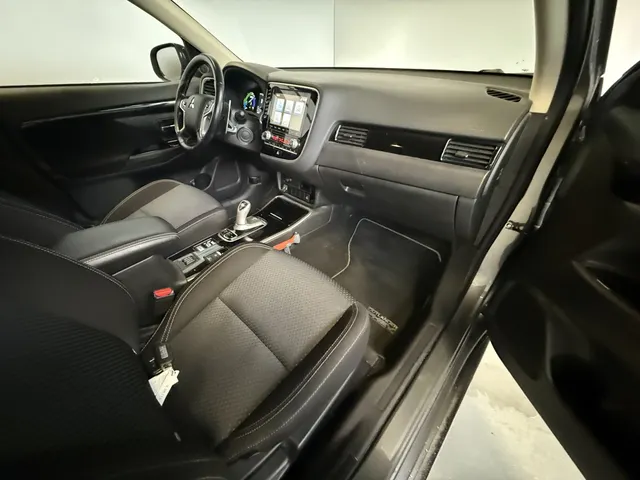 Mitsubishi Outlander 2.4 PHEV Pure + Carplay