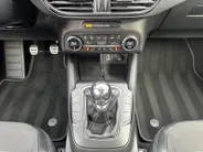 Ford Focus 2.3 EcoBoost ST-3 | 280 PK | Launch control | Recaro stoelen | 19' inch lichtmetalen velgen | Apple carplay & Android auto | Parkeersensor voor en achter | Achteruitrijcamera | Bang & Olufsen audio | Winter pack | Cruise control | Bovag garantie |