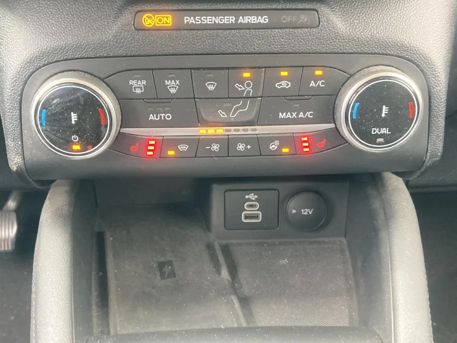Ford Kuga 2.5 PHEV 225 pk Titanium Winter Pack - Draadloos opladen telefoon Origineel NL auto met weinig km.