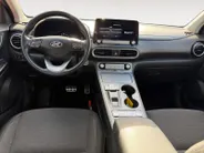 Hyundai Kona EV Fashion 64 kWh 204PK | Warmtepomp | SOH 100 % | Navigatie | Apple Carplay & Android Auto | Adaptive cruise control | Climate control | Head-up display | Parkeersensoren achter | Trekhaak |