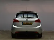 Kia Venga 1.4 CVVT 90pk Summer Edition Navigatie, Panoramadak, Trekhaak.