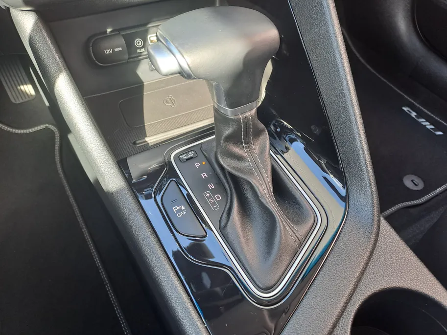Kia Niro 1.6 GDi Hybrid ExecutiveLine Leer | Automaat | Trekhaak | Navi | Camera | Voorstoelen verwarmd |  stuur verwarmd | Cruise control adaptief