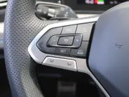 Volkswagen Tiguan 1.5 eHybrid R-Line Edition | Elek. trekhaak | Schuifdak | Stuur-/stoelverwarming + massage | Camera | 20' LM | HUD | LED | Dodehoek detectie | Nieuwstaat | BTW auto |
