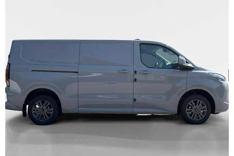 Ford E-Transit Custom 320 L2H1 Limited 71 kWh 218 pk | 0,99% rente op financial lease | Navigatie | 2-zits uitvoering | Inklapbare trekhaak | LM velgen 17' | TE BESTELLEN VOERTUIG