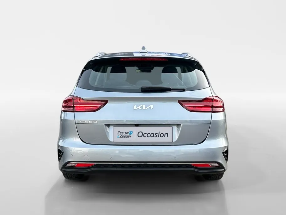 Kia Ceed Sportswagon 1.5 T-GDi DynamicLine | All-Seasonbanden | Apple Carplay / Android Auto | Navigatiesysteem | Parkeersensoren Voor + Achter | Parkeercamera Achter | Licht + Regensensor | Cruise Control | Climate Control | 16'Lichtmetalen velgen