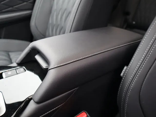 Mitsubishi Outlander 2.4 PHEV Black Edition All Seasons | Yamaha sound