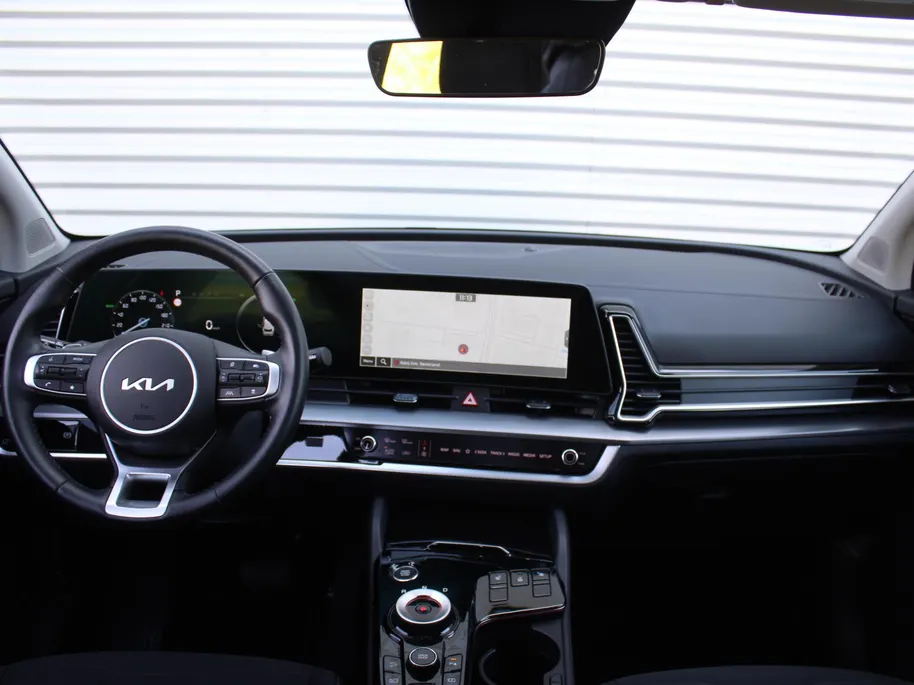 Kia Sportage 1.6 T-GDi Hybrid DynamicPlusLine | Stuur-/stoelverwarming | Elek. stoelverstelling + achterklep | Schuifdak | 18' LM | Matrix LED | Cruise adapt. | Camera |