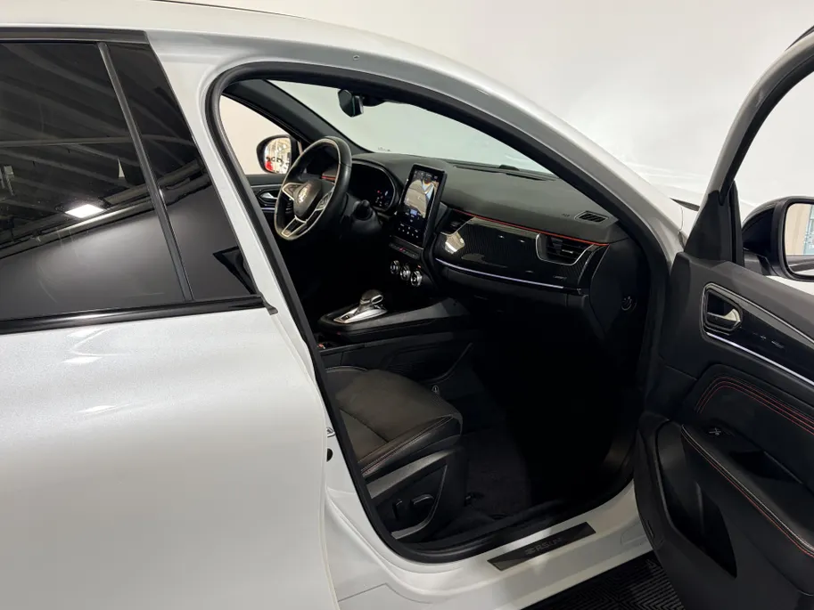 Renault Arkana 145PK E-Tech Hybrid R.S. Line Automaat | 9,3' Navi | Camera | Parkeersensoren | Climate Control | Adaptive Cruise Control | Stoelverwarming | Lichtmetalen Velgen | Apple CarPlay/Android Auto |