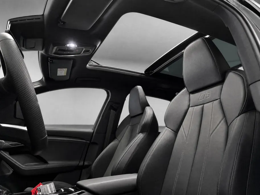 Audi Q6 e-tron S edition 83 kWh 252pk · SOH 96,3% · Panoramadak · 360 Camera · Inklap. Trekhaak ·  Luchtvering · Stuur- & Stoelverwarming · Apple/Android Car Play · Garantie t/m 13-07-2030 of 100.000km