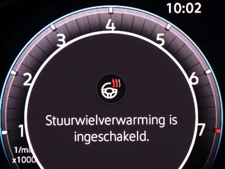 Volkswagen Golf 1.5 eTSI 150pk DSG R-Line · Apple/Android Car Play · Trekhaak ·  Camera + Parkeersensoren · Stoelverwarming · Garantie t/m 24-09-2030 of 100000km.