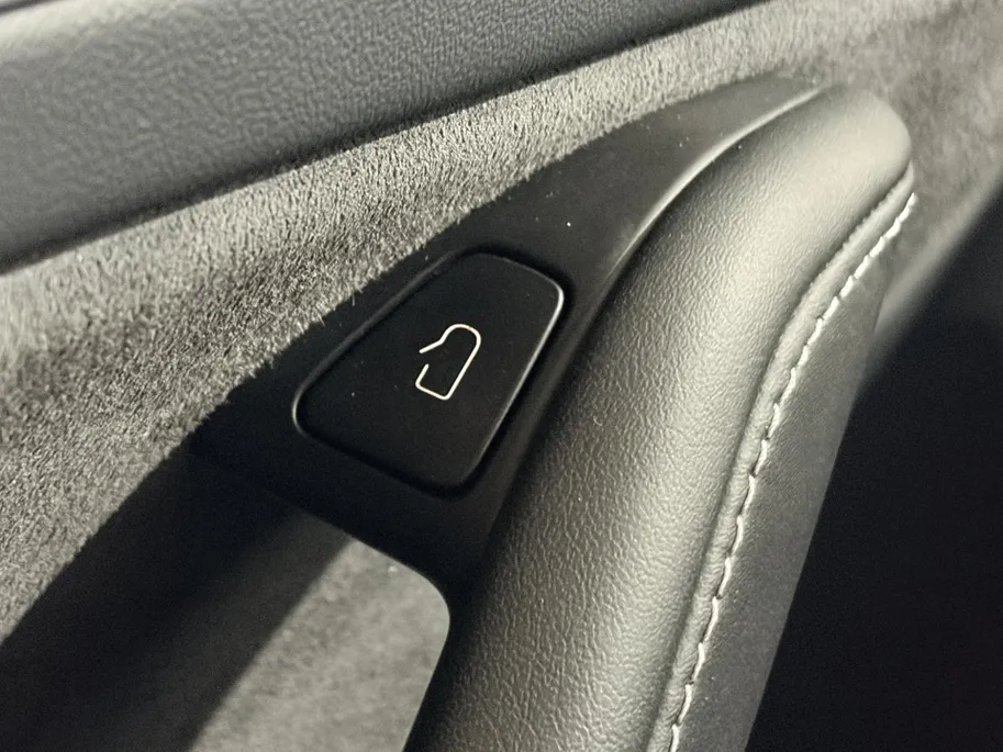 Tesla Model Y 351PK Long Range AWD 75 kWh Automaat | 1e eigenaar | Panoramadak | Basic Autopilot | 360 Camera | Stoelverwarming | Leder | Elektrische Achterklep | Elektrische Stoelen | Full LED |