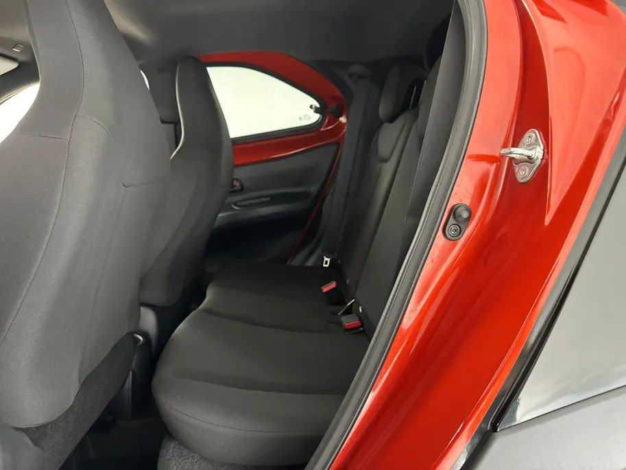 Toyota Aygo X 1.0 VVT-i S-CVT Pulse Plus Automaat | Keyless Entry | Parkeersensoren voor + achter | 17'' L.M. Velgen