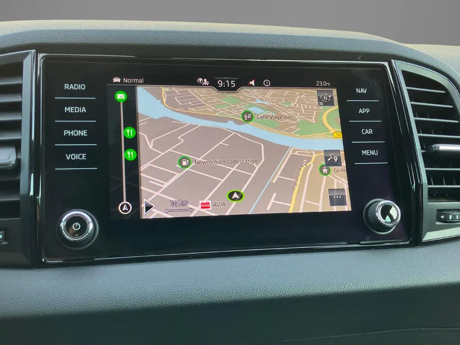 Škoda Karoq 1.5TSI/150PK ACT Sportline Business · Trekhaak · Camera · Stoelverwarming · Apple/Android Car Play · Navigatie ·