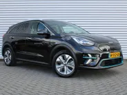 Kia e-Niro DynamicPlusLine 64 kWh | Warmtepomp | Schuif/kantel dak | 17' LM | Airco | Cruise | Navi | Camera |