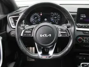 Kia ProCeed 1.5 T-GDi GT-Line | Trekhaak | Schuifdak | Stuur-/stoelverwarming | Camera | Dodehoek detectie | Telefoonlader | Cruise adapt. | 17' LM | LED |