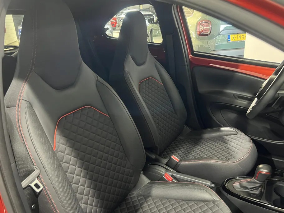 Toyota Aygo X 72PK VVT-i S-CVT Premium Automaat | 1e eigenaar | JBL Audio | Navi | Apple CarPlay/Android Auto | Adaptive Cruise Control | Licht & Regen Sensor | Lichtmetalen Velgen | Keyless Entry |