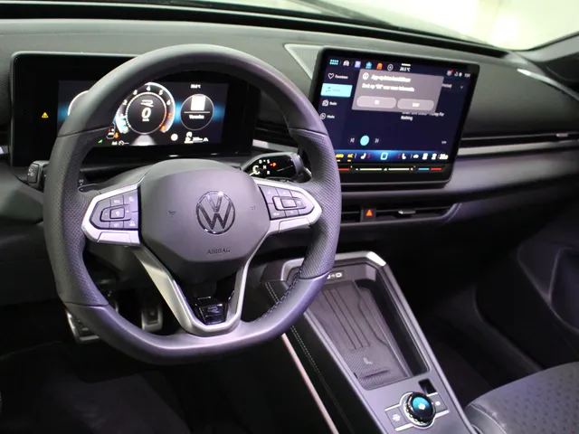 Volkswagen T-Roc 1.5 eTSI 150PK R-Line DSG (Nw Model) | Navigatie | IQ light | El. achterklep | PDC+Camera | Stuur- en Stoelverwarming