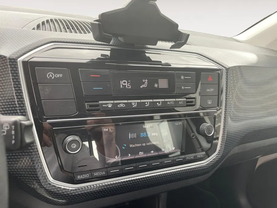 Volkswagen up! 1.0 65PK | Climate Control| Parkeersensoren| 4seizoen banden| Camera | Automatische verlichting| DEALER ONDERHOUDEN!!