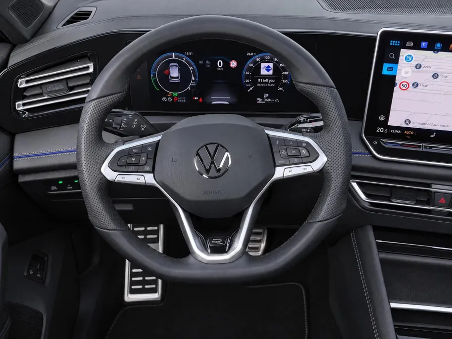 Volkswagen Tiguan 1.5eHybrid 200kW/272PK R-Line · Panoramadak · Trekhaak · 360°Camera + Parkeersensoren · Garantie t/m 20-07-2030 of 100000km.