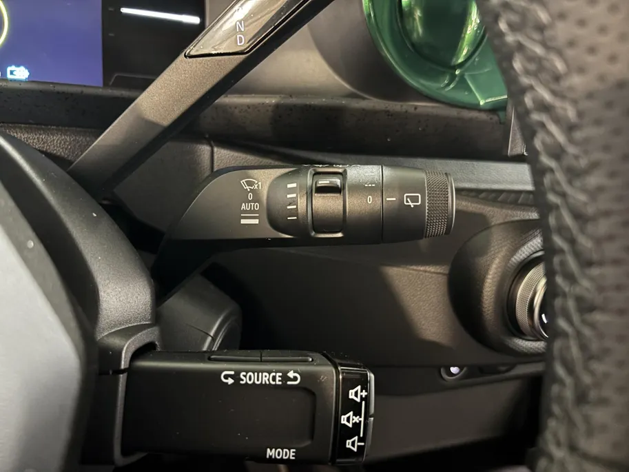 Renault Twingo Urban Range Techno 27.5 kWh Automaat | Demo - Beschikbaar per 01-10-2026 | Armsteun | Camera | Parkeersensoren | Climate Control | Full LED | Adaptive Cruise Control | Navigatie | 18' Lichtmetalen Velgen |