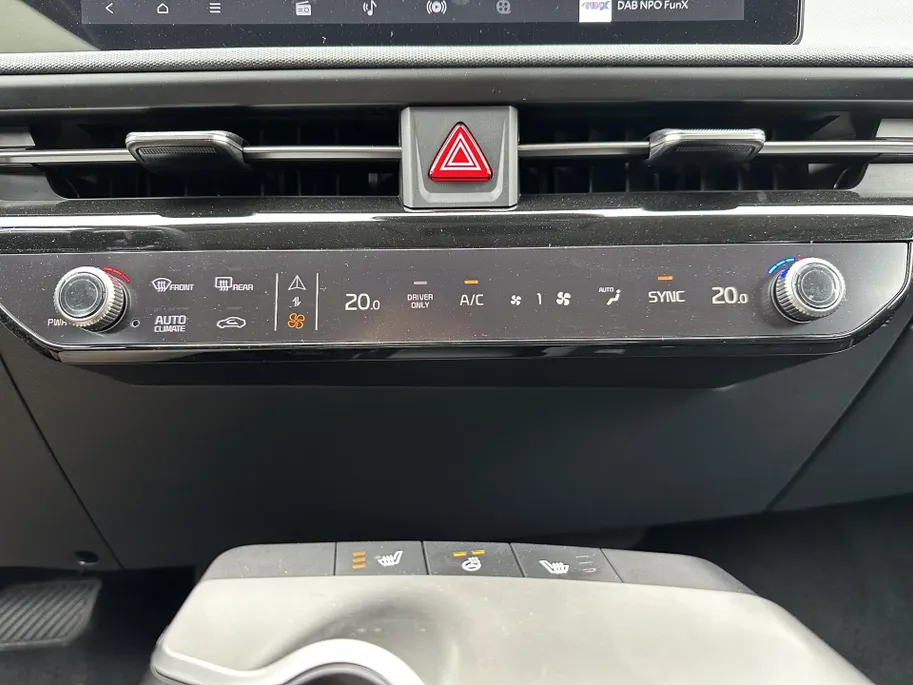 Kia EV6 Light Edition 63 kWh | *Demo direct beschikbaar* | Navi | Camera | Adaptieve Cruise | Clima | Stoel-/Stuurverwarming | Privacy Glass | Apple Carplay | Android Auto