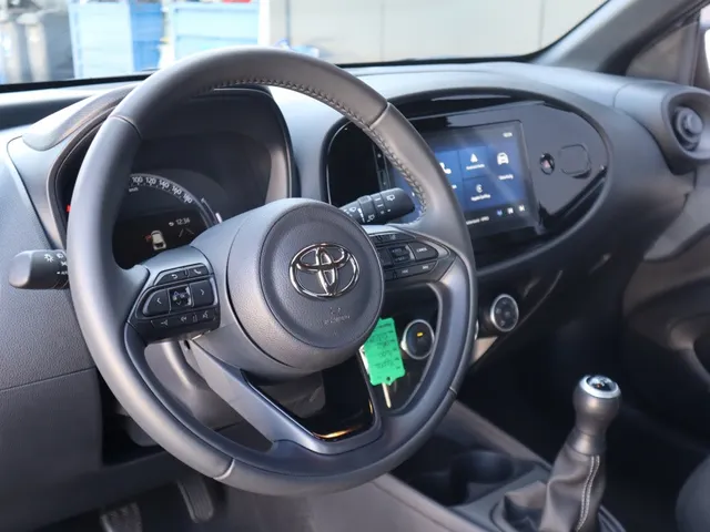 Toyota Aygo X 1.0 VVT-i MT Play Allseason banden | Armsteun